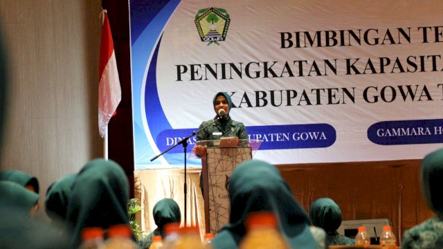 Ketua TP PKK Kabupaten Gowa Priska Paramita Adnan, saat membuka Bimbingan Teknis (Bimtek) Peningkatan Kapasitas Kader PKK Kabupaten Gowa, di Hotel Gammara Makassar, Senin (24/10/2022). (Dok. Humas Gowa)