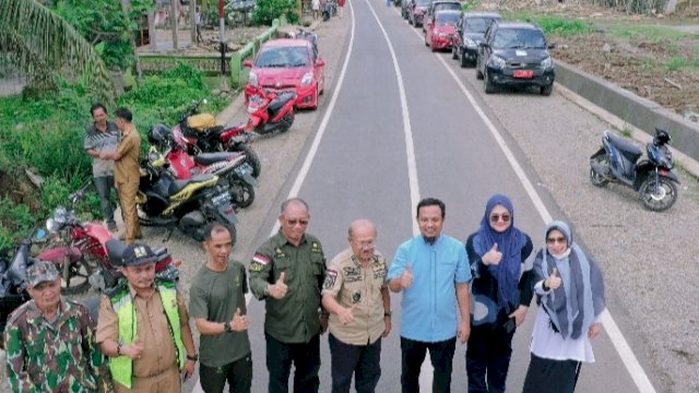 Gubernur Sulsel Andi Sudirman Sulaiman, didampingi Bupati Iksan Iskandar, saat meresmikan jalan Boro yang terletak di Desa Rumbia, Kabupaten Jeneponto, Selasa (25/10/2022). (Istimewa)
