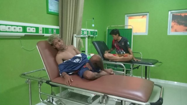 Dua Atlet Dayung Kabupaten Kepulauan Selayar saat melakukan pemeriksaan Rontgen di RSUD Sinjai, Selasa (25/10/2022). (Foto: Asrianto / Republiknews.co.id)