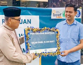 Ketua ISYEF Sulsel Fadli Ananda Beri Bantuan Solar Panel untuk Kebutuhan Masjid