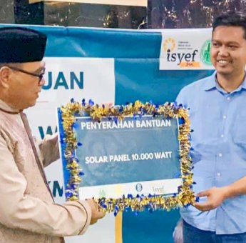 Ketua ISYEF Sulsel Fadli Ananda Beri Bantuan Solar Panel untuk Kebutuhan Masjid