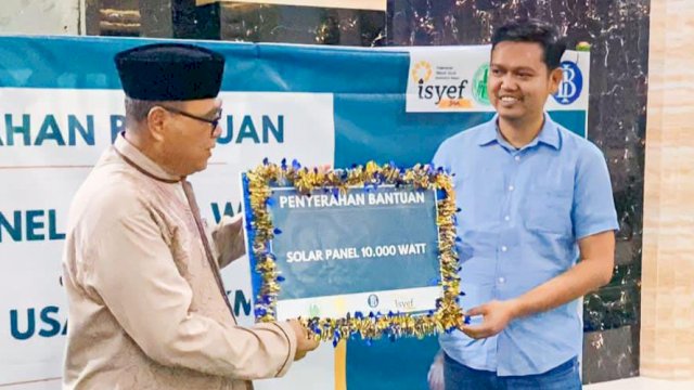 Ketua ISYEF Sulsel Fadli Ananda, saat menyerahkan secara simbolis bantuan solar panel untuk pengurus Masjid Darul Muttaqin. (Dok. ISYEF Sulsel)