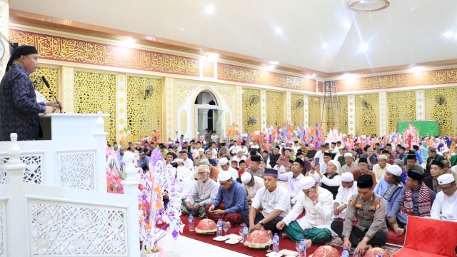 Bupati Luwu Timur, Budiman saat menghadiri acara Peringatan Mulid Nabi Muhammad SAW 1444 H di Masjid Babul Khair, Desa Puncak Indah, Kecamatan Malili Selasa (25/10/2022).