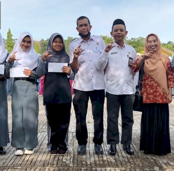5 Siswa Berprestasi dan Kurang Mampu di Soppeng Dapat Bantuan Dari UPZ Pemprov Sulsel