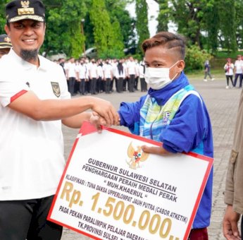 Serahkan Bonus Atlet Popda dan Pepaperda Sulsel 2022, Gubernur: Pertama Dalam Sejarah ke Pelajar