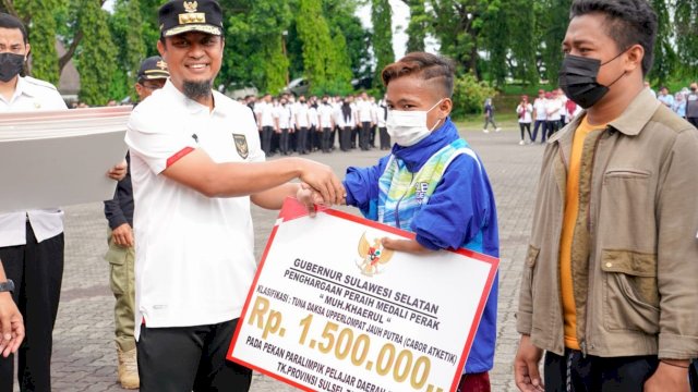 Gubernur Sulsel Andi Sudirman, menyerahkan bonus secara simbolis kepada salah satu atlet perai medali perunggu, Rabu (26/10/2022). (Istimewa)