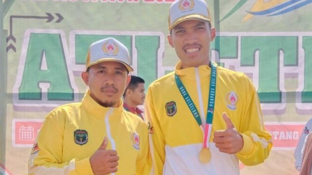 Lutfi (kanan) peraih medali emas sekaligus pemecah rekor lari tercepat di Porprov 2022 bersama Rizal Sultani (kiri), Pelatih Atletik. (Istimewa)