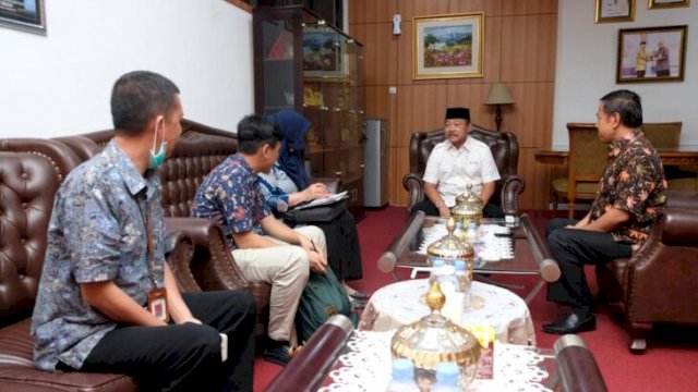 Wakil Bupati Gowa Abd Rauf Malaganni saat mengikuti pendataan awal Regsosek 2022 di ruangannya, kemarin. (Dok. Humas Pemkab Gowa)