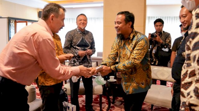 Gubernur Sulsel Andi Sudirman Sulaiman, saat menerima kunjungan President Komisaris PT Awina Sinergi Internasional dan President Director Former Consul-General of Japan in Surabaya, serta perwakilan dari Perusahaan Royal Quality Group Lic Amazon, Kamis (27/10/2022). (Istimewa)