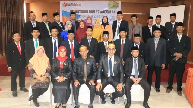 Anggota Bawaslu Kabupaten Soppeng bersama Panwaslu Kecamatan terpilih yang baru saja dilantik. (istimewa)