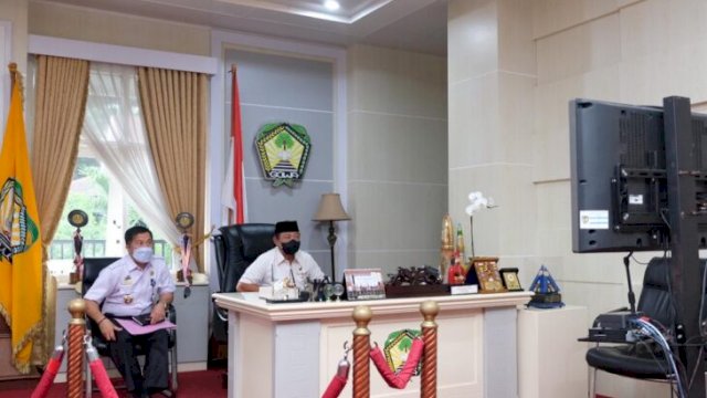 Wakil Bupati Gowa Abd Rauf Malaganni didampingi Kepala Dinas Koperasi dan UMKM Kabupaten Gowa Mahmuddin saat melakukan pertemuan terkait pendataan UMKM. (Dok. Humas Pemkab Gowa)