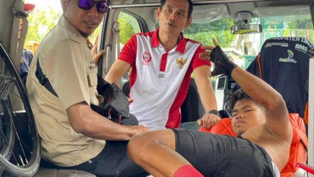 Pengurus KONI Sulsel mengawal atlet balap sepeda yang cedera. (Ist)