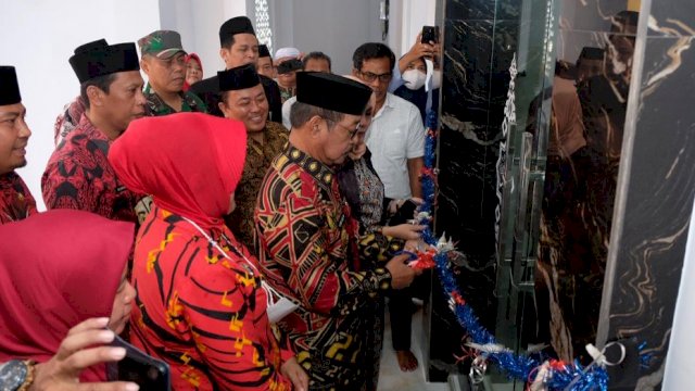 Wakil Bupati Gowa Abd Rauf Malaganni, saat menggunting pita peresmian Masjid Taqwa Kutulu, di Kelurahan Mataallo, Kecamatan Bajeng. (Dok. Humas Gowa)