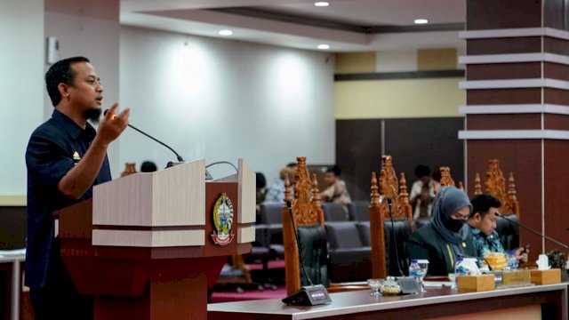 Gubernur Sulsel Andi Sudirman Sulaiman, memberikan keterangan mengenai APBD Tahun Anggaran 2023 di Ruang Rapat Paripurna DPRD Sulsel, Kamis (27/10/2022). (Istimewa)