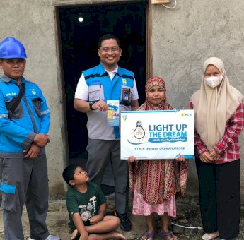 Rayakan Hari Listrik ke-77, Pegawai PLN Donasikan Gajinya untuk Biaya Penyambungan Listrik 3.607 Keluarga Prasejahtera