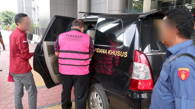 Tim Penyidik Direktorat Penegakan Hukum Kantor Pusat DJP saat menyerahkan tersangka penggelapan pajak dan pencucian uang ke Jaksa penuntut umum di Kantor Kejari Jakarta Selatan. (Dok. DJP Sulselbatra)