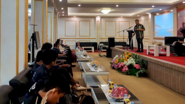 Ketua PMI Kota Makassar Syamsu Rizal (deng Ical) saat memberikan Kuliah Umum di hadapan ratusan mahasiswa UNM, Kamis (27/10/2022). (Istimewa)