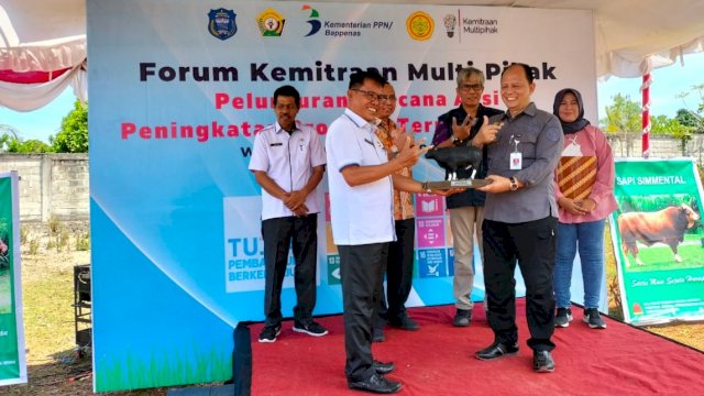 Pemkab Wakatobi bersama pihak Kementerian PPN/Bappenas dalam acara Launching Forum KMP di Desa Sombu, Kecamatan Wangi-wangi. (Istimewa)