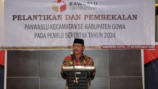 Wakil Bupati Gowa Abd Rauf Malaganni, memberikan sambutan saat pelantikan Panwascam se Kabupaten Gowa. (Dok. Humas Gowa)