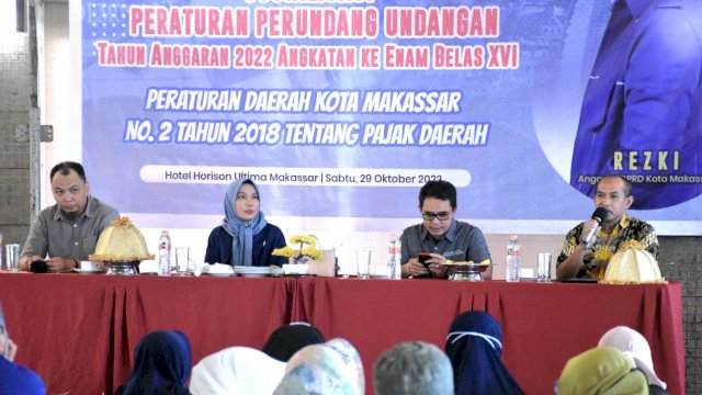 Anggota DPRD Kota Malassar, Rezki, saat mensosialisasikan Perda nomor 2 tahun 2018 tentang Pajak Daerah, Sabtu (29/10/2022). (Istimewa)
