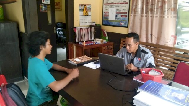 Agung Setiawan wartawan Mata Publik, saat melaporkan tindakan penganiayaan yang dilakukan oleh pegawai Dinas Kependudukan dan Catatan Sipil (Dukcapil) Kabupayen Jeneponton ke Mapolres Jeneponto. (Istimewa)