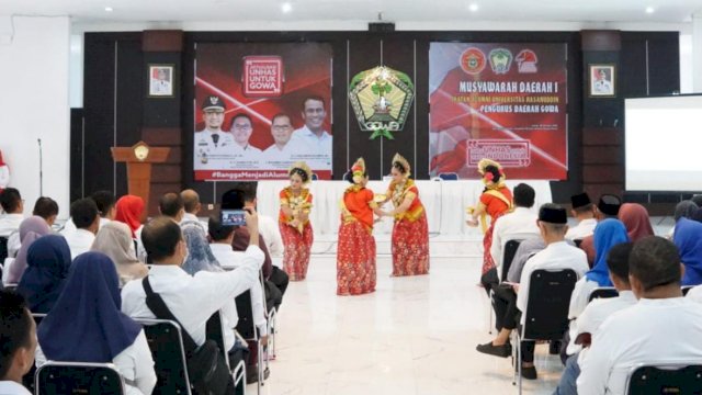 Sekretaris Daerah Kabupaten Gowa Kamsina, hadir membuka Musyawarah Daerah I IKA Unhas Daerah Gowa, di Baruga Tinggi Mae, Rumah Jabatan Bupati Gowa. (Dok. Humas Gowa)