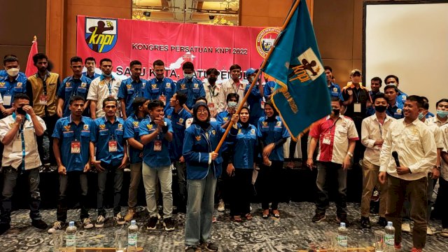 Yana Maulidya mengibarkan bendera kebesaran KNPI setelah terpilih secara aklamasi sebagai Ketua Umum KNPI di Hotel Aryaduta Jakarta Pusat, Jumat (28/10/2022). (Istimewa)