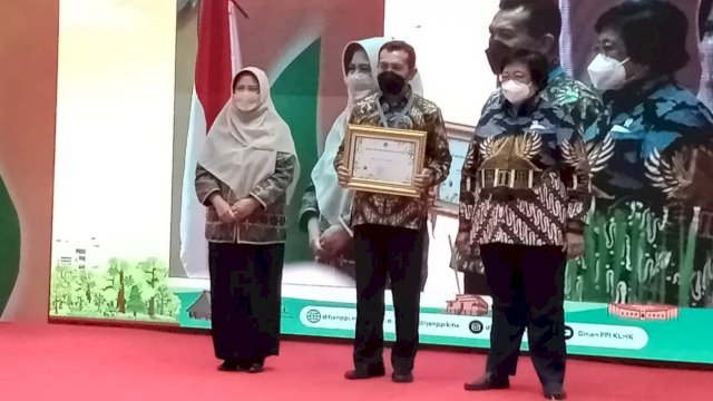 Kepala Dinas Lingkungan Hidup dan Kehutanan Sulsel Andi Hasbi Nur, saat menerima penghargaan dari Menteri Lingkungan Hidup dan Kehutanan, Sabtu (29/10/2022). (Istimewa)