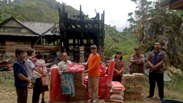 Bantuan Gubernur Sulsel disalurkan di Korban Kebakaran Rumah Tongkonan di Tana Toraja. (Istimewa)