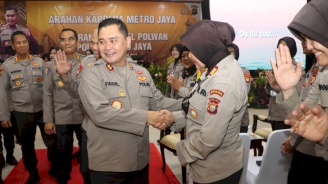 Kapolda Metro Jaya Irjen Pol Fadil Imran, tiba di Balai Pertemuan Metro Jaya dalam pengarahan Kkepada 1600 personil Polwan, Sabtu (29/10/2022). (Istimewa)