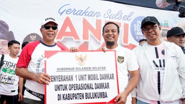 Gubernur Sulsel Andi Sudirman Sulaiman, menyerahkan bantuan 1 unit Mobil Damkar kepada Bupati Bulukumba Andi Muchtar Ali Yusuf. (Istimewa)