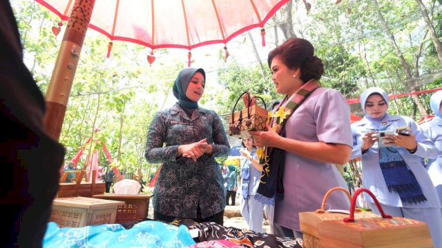 Ketua TP PKK Kabupaten Gowa Priska Paramita Adnan saat menerima kunjungan jajaran Persatuan Istri Angkatan Udara (PI AU) Ardhya Garini Daerah II Koopsud II di Kampung Rewako Desa Jenetallasa, Kecamatan Pallangga, Senin (31/10). (Dok. Humas Gowa)