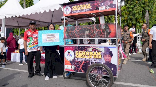  Penyerahan Gerobak Andalan kepada Pensiunan Guru yang kini berjualan Sarabba di Lapangan Pemuda Kabupaten Bulukumba, Ahad (30/10/2022). (Istimewa)