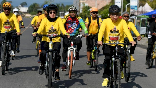 Ketua DPD II Golkar Luwu Utara, Indah Putri Indriani (kedua dari kiri) bersama Ketua DPD I Golkar Sulsel, Taufan Pawe turut memeriahkan acara sepeda santai yang digelar Golkar Luwu Utara, Minggu (2/10/2022) pagi. (Foto: Istimewa)