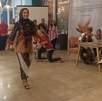 Manajemen Mercure Makassar Ikut Fashion Show Hari Batik Nasional, Tampilkan Batik Lontara Khas Sulawesi