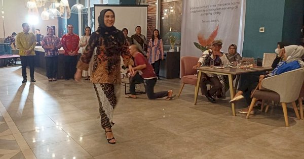 Manajemen Mercure Makassar Ikut Fashion Show Hari Batik Nasional, Tampilkan Batik Lontara Khas Sulawesi