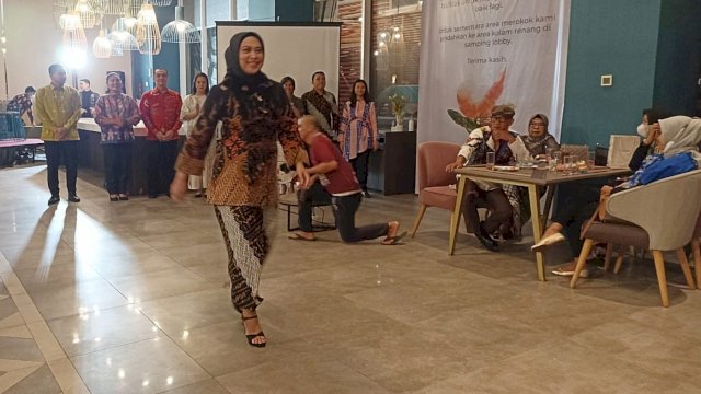 General Manager Mercure Nexa Pettarani Makassar, Wiwied Nurseka saat fashion show dengan menampilkan karya desainer Istinana pada perhelatan Hari Batik Nasional ala Mercure Nexa Pettarani Makassar di Restauran Hotel, Minggu (2/10/2022). (Foto: Chaerani)