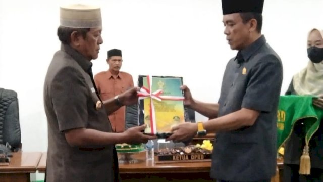 Bupati Soppeng Andi Kaswadi Razak menyerahkan nota keuangan dan rancangan Perda Kabupaten Soppeng tahun 2023. (Istimewa)