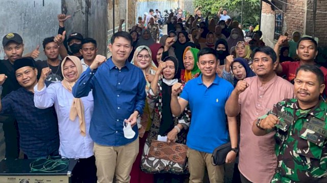 Anggota DPRD Kota Makassar, Eric Horas berbaur bersama warga dalam kegiatan reses dan temu konstituen yang digelarnya pada 5-9 Agustus 2022. (Foto: Istimewa)