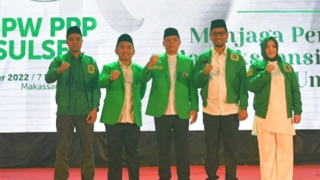 Ketua DPW PPP Sulsel, Imam Fauzan (kedua dari kiri) berfoto bersama tiga kader baru PPP Sulsel. (Foto: Istimewa)