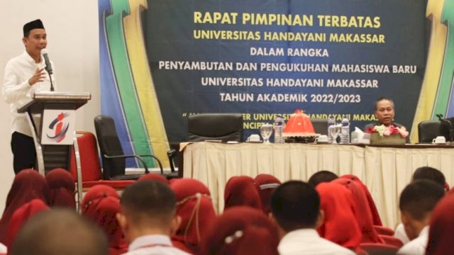 Ketua DPRD Kota Makassar, Rudianto Lallo saat memotivasi ratusan mahasiswa baru Universitas Handayani Makassar (UHM) dalam kuliah umum di Hotel Grand Immawan, Senin (3/10/2022). (Foto: Istimewa)