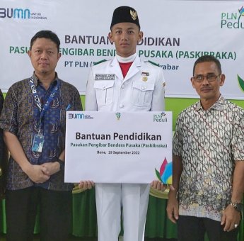 PLN Serahkan Bantuan Pendidikan untuk 6 Siswa Paskibraka Nasional di Sulselrabar