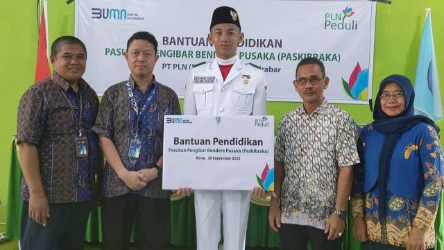 PLN UIW Sulselrabar menyerahkan bantuan pendidikan kepada enam siswa-siswi Paskibraka Tingkat Nasional dari Sulselrabar. (Foto: Istimewa)