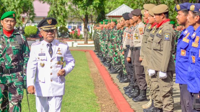 Bupati Jeneponto, Iksan Iskandar saat didaulat sebagai inspektur upacara pada peringatan HUT TNI ke-77, Rabu (5/10/2022). (Foto: Istimewa)