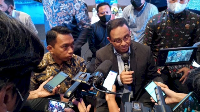Anies Baswedan (kanan) didampingi Sekretaris DPW NasDem Sulsel, Syaharuddin Alrif saat berkunjung ke Makassar beberapa waktu lalu. (Foto: Istimewa)