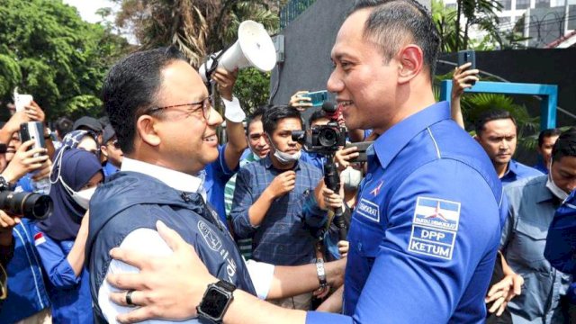 Ketua Umum Partai Demokrat, Agus Harimurti Yudhoyono (kanan) saat menyambut kedatangan Anies Baswedan di Kantor DPP Partai Demokrat, Jumat (7/10/2022). (Foto: Istimewa)