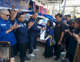 Wujud Politik Kemanusiaan, NasDem Parepare Serahkan Mobil Hadiah Gebyar E-KTA ke Anggota
