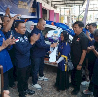 Wujud Politik Kemanusiaan, NasDem Parepare Serahkan Mobil Hadiah Gebyar E-KTA ke Anggota