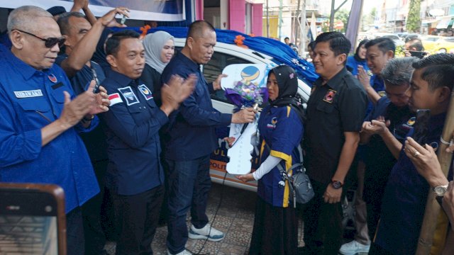 Ket : Koodinator Wilayah NasDem Parepare-Barru, Muhammad Sadar bersama Sekretaris DPW NasDem Sulsel, Syaharuddin Alrif didampingi Ketua DPD NasDem Parepare, Faisal Andi Sapada bersama Fraksi NasDem DPRD Parepare menyerahkan hadiah mobil ke Dahlia. (Foto : Mulyadi Ma'ruf / Republiknews.co.id)﻿