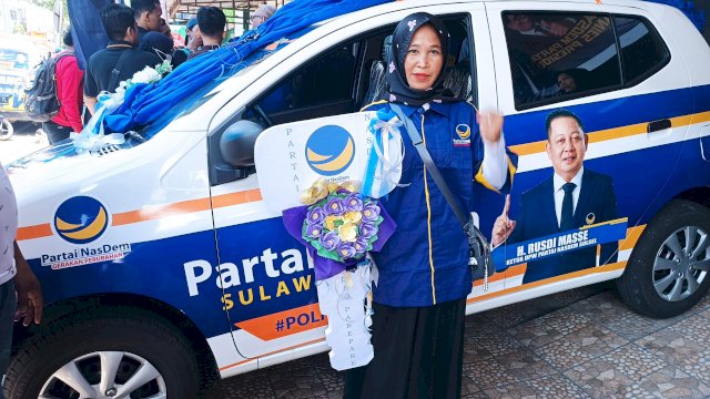 Ket : Anggota NasDem Parepare, Dahlia yang mendapat hadiah utama satu unit mobil pada undian Gebyar E-KTA NasDem Sulsel. (Foto : Mulyadi Ma'ruf / Republiknews.co.id)